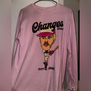 Justin Bieber Changes Tee Shirt